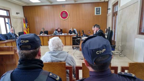 Condenan a un octagenario a un año y 11 meses de cárcel por intentar asfixiar co Condenan a un octagenario a un año y 11 meses de cárcel por intentar asfixiar co
