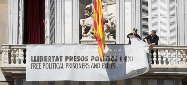 Retiran la pancarta de la Generalitat