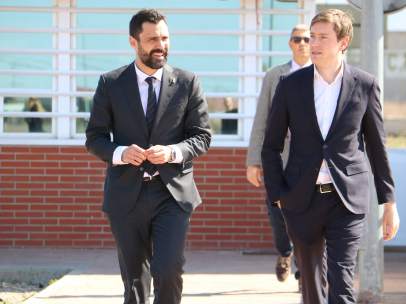 El president del Parlament, Roger Torrent (izquierda) a la salida de la prisión de Alcalá Meco, donde ha visitado a presos soberanistas.