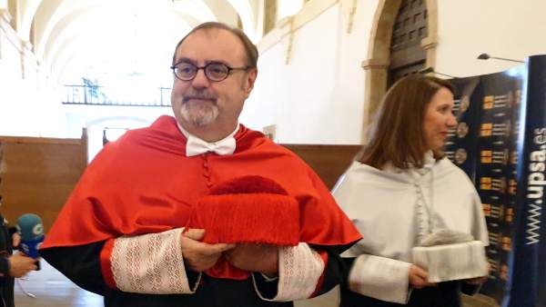 Fernando Rey cree que el bilingüismo es 'absolutamente vital' y aboga por un pla Fernando Rey cree que el bilingüismo es 'absolutamente vital' y aboga por un pla