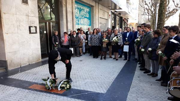 San Sebastián coloca en la Avenida de la Libertad las primeras cuatro placas en San Sebastián coloca en la Avenida de la Libertad las primeras cuatro placas en