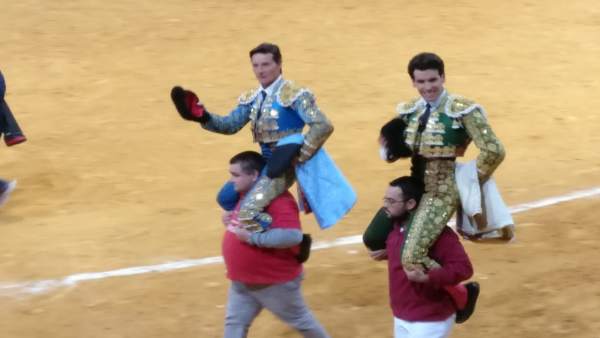AV.- Puerta grande para los toreros Urdiales y Campos y oreja para Cayetano en A AV.- Puerta grande para los toreros Urdiales y Campos y oreja para Cayetano en A