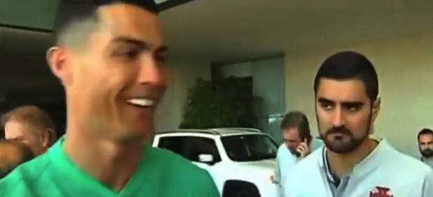 Ronaldo bromea con un fan