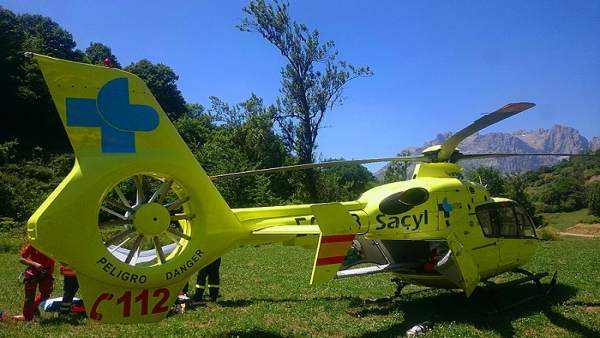 Sucesos.- Herido el conductor de un vehículo tras salirse de la vía y volcar en Sucesos.- Herido el conductor de un vehículo tras salirse de la vía y volcar en