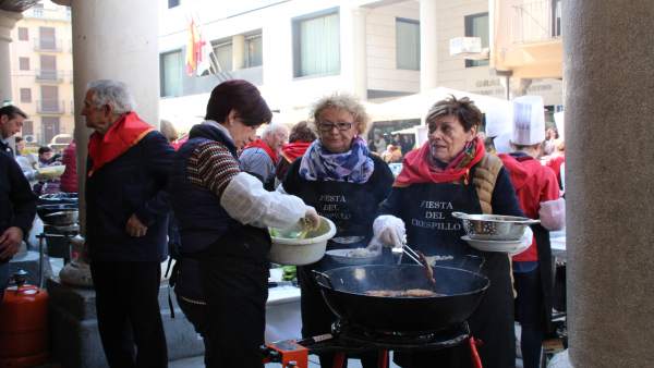Miles de personas degustan unos 15.000 crespillos en Barbastro (Huesca) Miles de personas degustan unos 15.000 crespillos en Barbastro (Huesca)