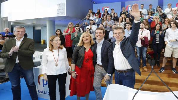 Acto de entrega a los carnets a nuevos afiliados del PP en Vigo con el president Acto de entrega a los carnets a nuevos afiliados del PP en Vigo con el president