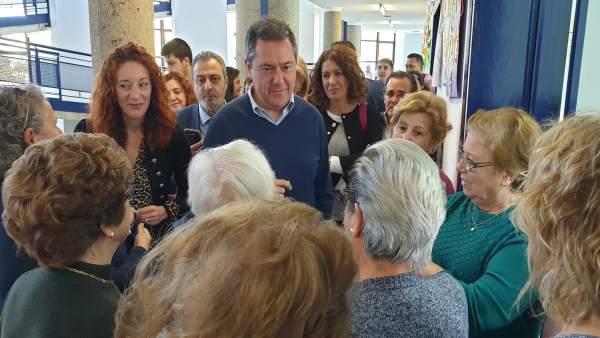 Sevilla.- Espadas analiza con vecinos y comerciantes mejoras en la barriada de V Sevilla.- Espadas analiza con vecinos y comerciantes mejoras en la barriada de V
