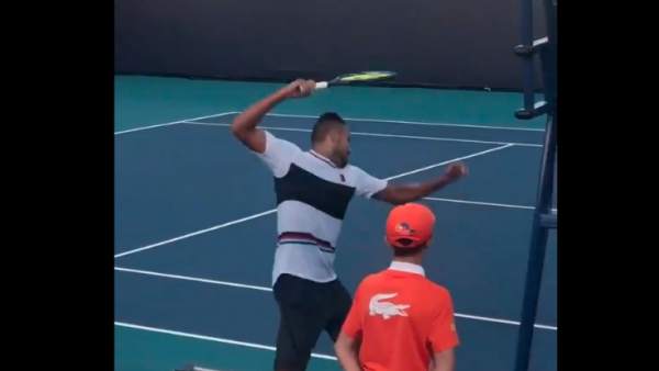 Nick Kyrgios rompe una raqueta en Miami Nick Kyrgios rompe una raqueta en Miami