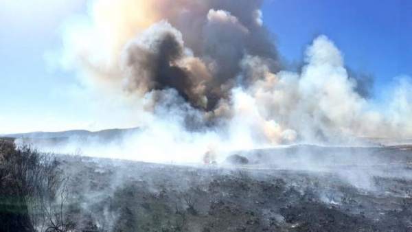 Incendios.- Medios terrestres y áereos trabajan para sofocar un fuego en Calabor Incendios.- Medios terrestres y áereos trabajan para sofocar un fuego en Calabor