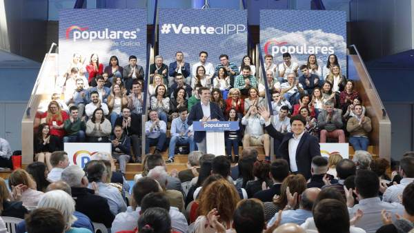 Acto de entrega a los carnets a nuevos afiliados del PP en Vigo con el president Acto de entrega a los carnets a nuevos afiliados del PP en Vigo con el president
