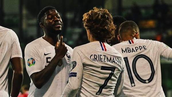 Umtiti y Griezmann, tras un partido de Francia Umtiti y Griezmann, tras un partido de Francia