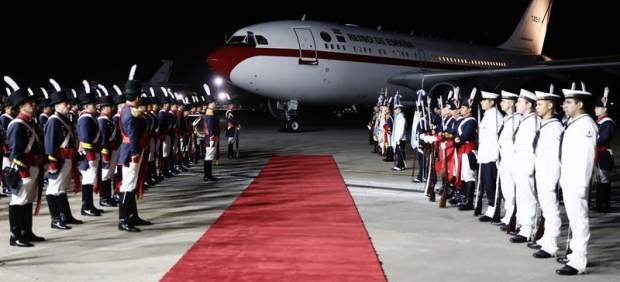 Falta de una escalarea a la llegada de los reyes a Argentina