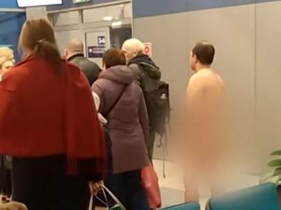 Un hombre desnudo en un avión