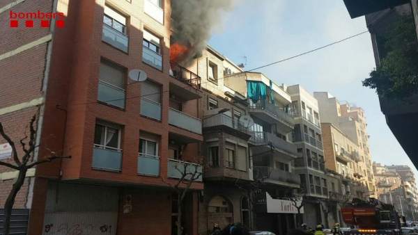 Tres heridos en el incendio de un piso en Lleida que calcina la vivienda Tres heridos en el incendio de un piso en Lleida que calcina la vivienda