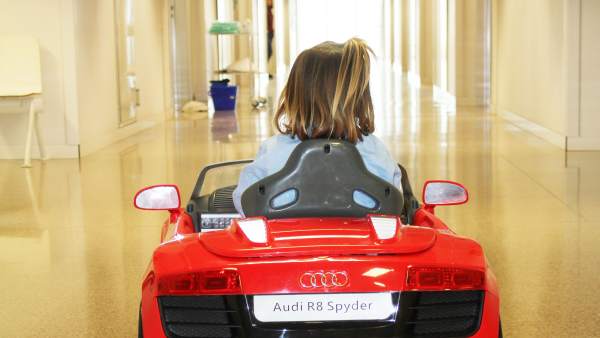 Els hospitals de Torrevieja i Vinalopó canvien lliteres per cotxes teledirigits per a portar els xiquets al quiròfan Els hospitals de Torrevieja i Vinalopó canvien lliteres per cotxes teledirigits per a portar els xiquets al quiròfan