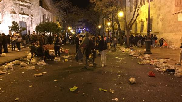 Els fallers denuncien la falta de Policia i urinaris i "errades" en neteja i mobilitat Els fallers denuncien la falta de Policia i urinaris i "errades" en neteja i mobilitat