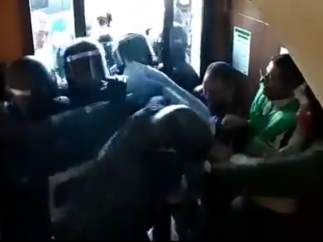 Imagen del vídeo de la PAH en el momento de la entrada de los Mossos d'Esquadra en un edificio de Manresa para proceder a un desahucio.