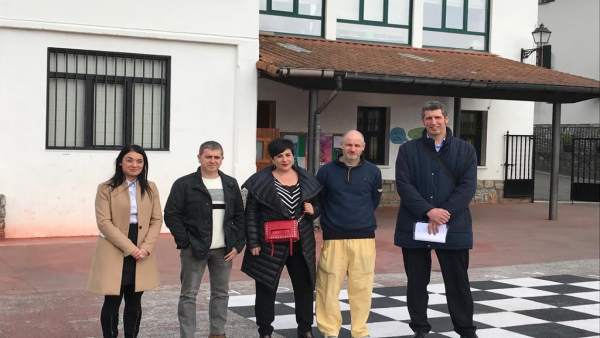 Solana visita el colegio de Igantzi, que acoge alrededor de 60 alumnos de 3 a 12 Solana visita el colegio de Igantzi, que acoge alrededor de 60 alumnos de 3 a 12