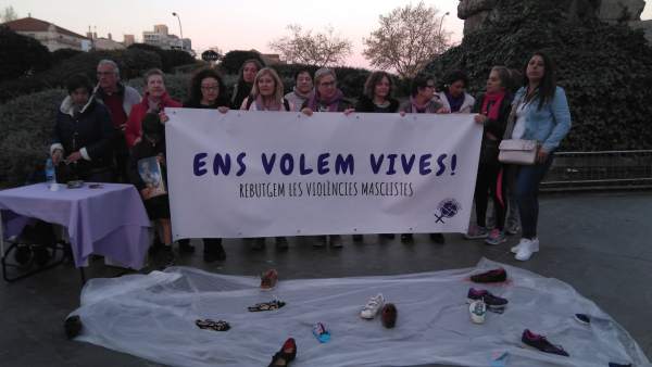 Unas ... Personas asisten en Palma a una concentración feminista que se repetirá Unas ... Personas asisten en Palma a una concentración feminista que se repetirá