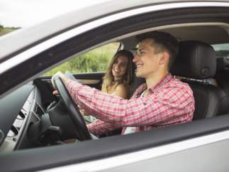 Si eres joven pagas casi el doble por tu seguro de coche