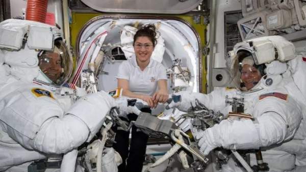 La astronauta Christina Koch, con dos compañeros el pasado 22 de marzo. La astronauta Christina Koch, con dos compañeros el pasado 22 de marzo.