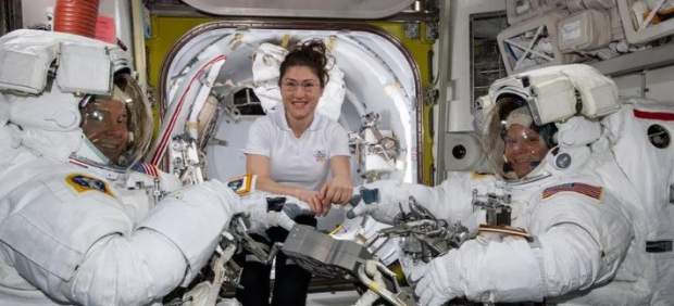 La astronauta Christina Koch, con dos compañeros el pasado 22 de marzo.