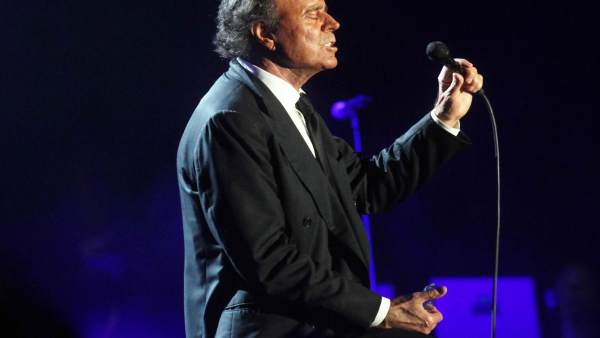 Se aplaza el juicio a Julio Iglesias Se aplaza el juicio a Julio Iglesias