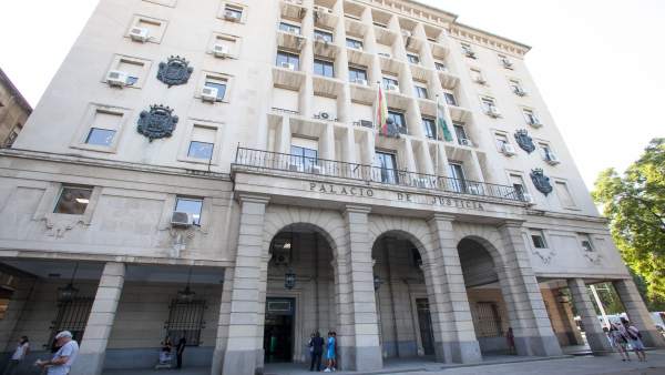 Condenada a 40 años por obligar a sus 3 hijos menores a tener relaciones con un Condenada a 40 años por obligar a sus 3 hijos menores a tener relaciones con un