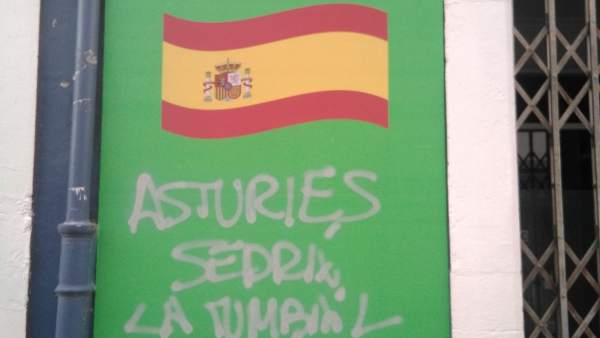 Pintadas en la sede de Vox de Pola de Siero Pintadas en la sede de Vox de Pola de Siero