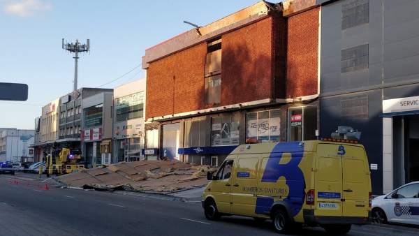 Sucesos.- El tejado de una nave se desploma sobre unos coches estacionados en la Sucesos.- El tejado de una nave se desploma sobre unos coches estacionados en la