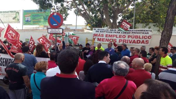 Sevilla.- Concentración sindical ante el CEIP Vélez de Guevara contra la nueva l Sevilla.- Concentración sindical ante el CEIP Vélez de Guevara contra la nueva l