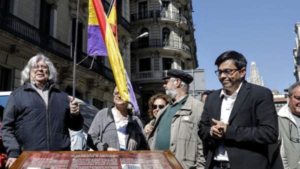 Descubren una placa de memoria de la represión al lado de la Prefectura de Policía Nacional de Via Laietana. Descubren una placa de memoria de la represión al lado de la Prefectura de Policía Nacional de Via Laietana.