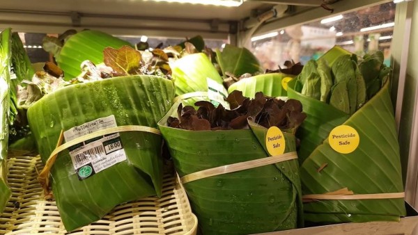 El supermercado que envuelve con hojas de plátano El supermercado que envuelve con hojas de plátano