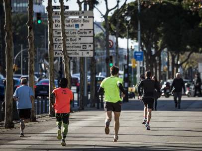 Corredores practicando deporte en la avenida Diagonal de Barcelona.