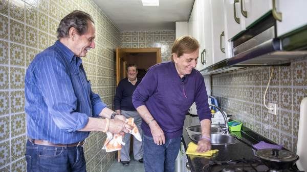 Jubilados que comparten piso en Valencia. Jubilados que comparten piso en Valencia.