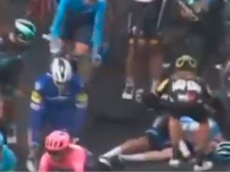 Michael Hepburn socorre a Zak Dempster