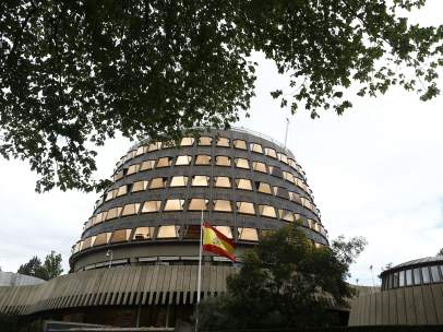 La bandera de España ondea en el Tribunal Constitucional
