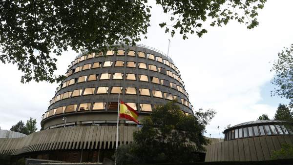 La bandera de España ondea en el Tribunal Constitucional La bandera de España ondea en el Tribunal Constitucional