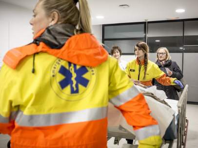 Equipo de salud del SEM trasladan una persona a urgencias.