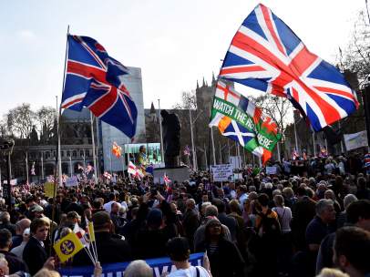 Manifestantes a favor del 'brexit' en el Parlamento británico.
