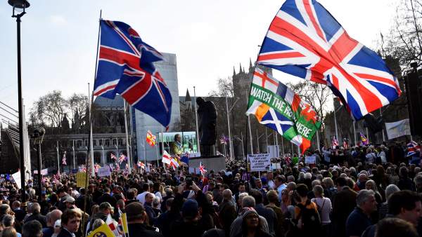 Manifestantes a favor del 'brexit' en el Parlamento británico. Manifestantes a favor del 'brexit' en el Parlamento británico.