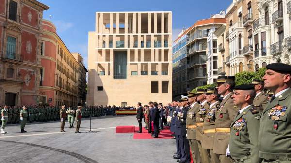 Los paracaidistas del Regimiento de Infantería 'Zaragoza' 5 reciben la enseña na Los paracaidistas del Regimiento de Infantería 'Zaragoza' 5 reciben la enseña na