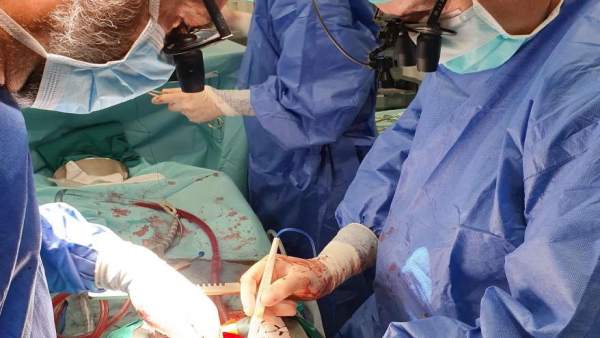 El Hospital Universitario de Badajoz realiza por primera vez una intervención co El Hospital Universitario de Badajoz realiza por primera vez una intervención co