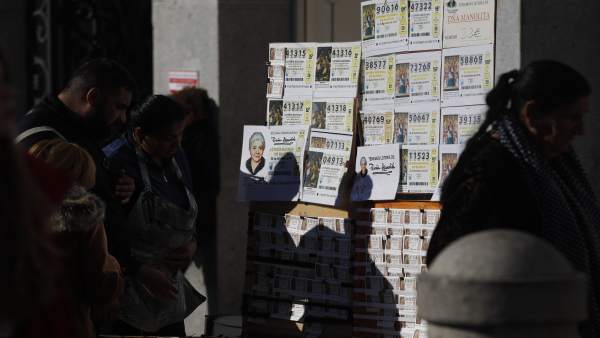 Fotos de recurso de gente comprando décimos de la lotería del Niño Fotos de recurso de gente comprando décimos de la lotería del Niño