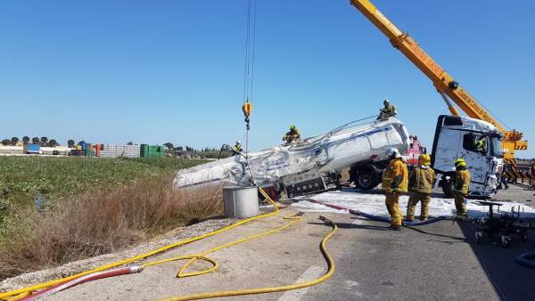 Unos 50 bomberos trabajan durante diez horas para retirar el camión cisterna que Unos 50 bomberos trabajan durante diez horas para retirar el camión cisterna que
