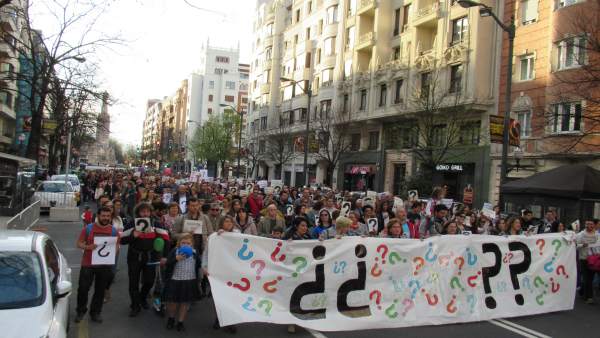 Cientos de padres y alumnos de centros de iniciativa social piden en Bilbao una Cientos de padres y alumnos de centros de iniciativa social piden en Bilbao una