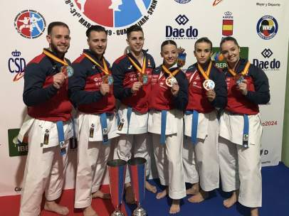 Los equipos españoles de kata, con el oro europeo