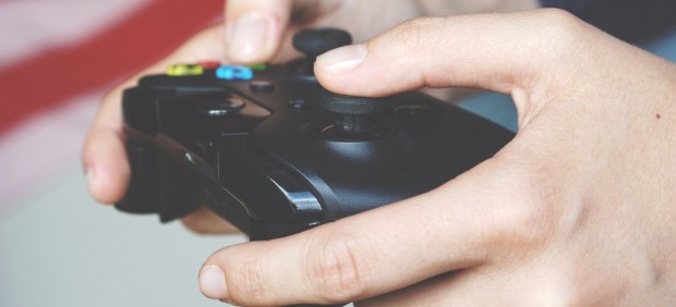 Un jugador con un mando