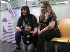 Derek, el primer niño burbuja diagnosticado a partir de la prueba del talón, y sus dos madres, en el Hospital Vall d'Hebron.