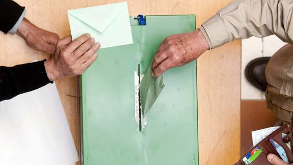 Urna para votar en las elecciones. Urna para votar en las elecciones.